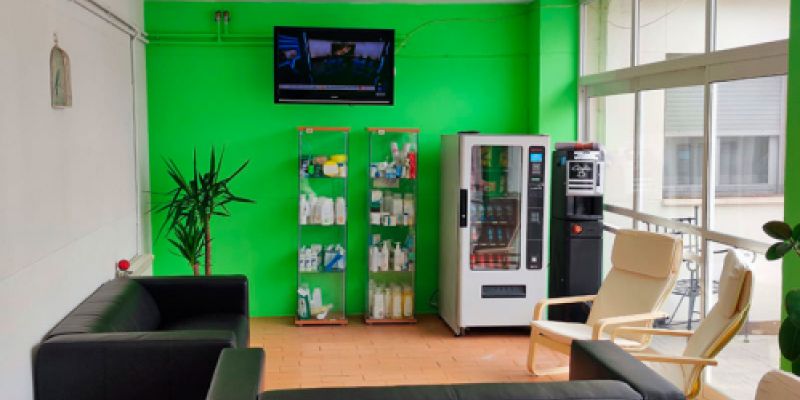 Sala de estar con ventanal y sofás Sala de estar con ventanal y sofás