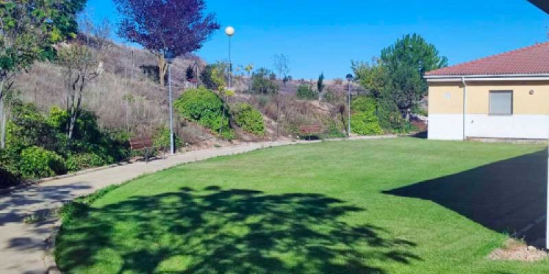 Jardines alrededor de la residencia