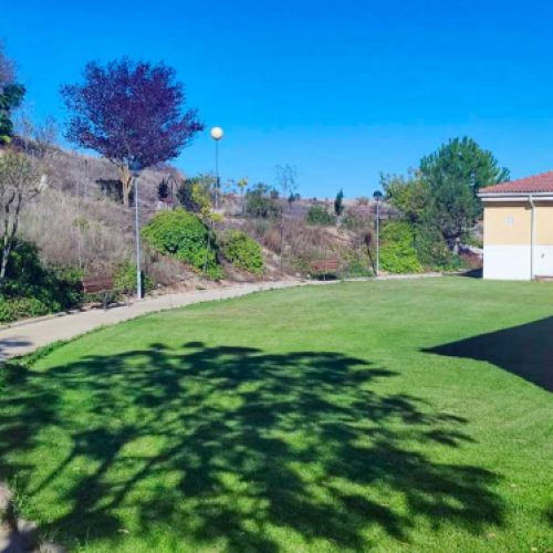 Jardines alrededor de la residencia